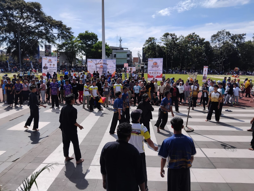 Lomba permainan tradisional Boles dalam rangkaian Kejuaraan Antarkampung (Tarkam) 2025 di Lapang Merdeka Kota Sukabumi, Ahad (26/10/2025).