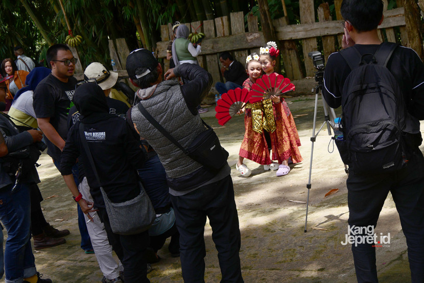 Peserta hunting mengarahkan gaya penari cilik di sela hunting foto