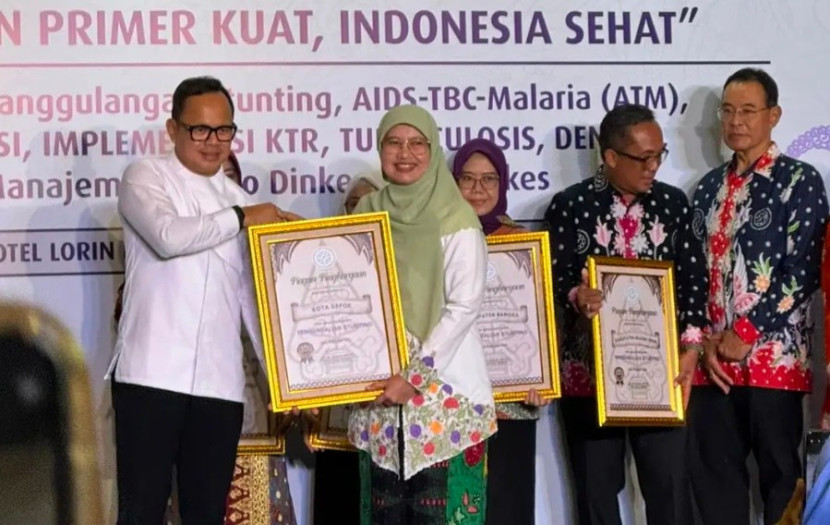 Wakil Menteri Dalam Negeri (Wamendagri) Republik Indonesia (RI), Bima Arya (kiri) memberikan penghargaan ke Kepala Dinkes Kota Depok, Mary Liziawati). (Foto: Dok Diskominfo Kota Depok)