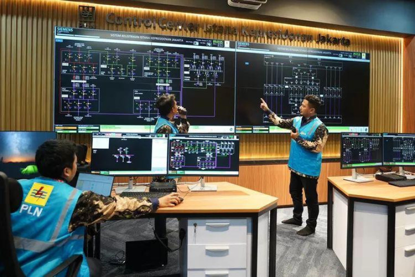 Petugas PLN UID Jakarta Raya memantau kondisi sistem kelistrikan ibu kota secara real time melalui Control Center PLN di Istana Kepresidenan, Jakarta. (Foto: Dok PLN)