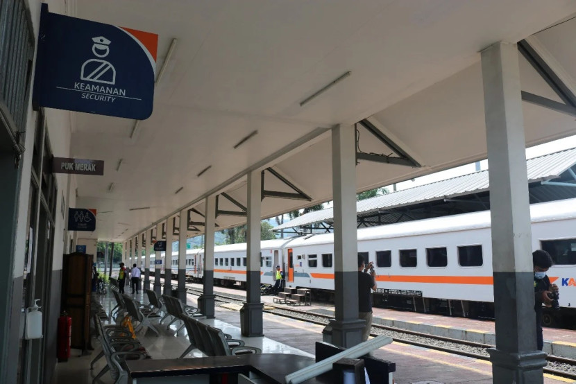 Hingga kini, arsitektur bergaya Indische Klasik masih dipertahankan, menjadikan Stasiun Merak bagian penting dari sejarah perkeretaapian nasional. (Foto: Humas KAI)