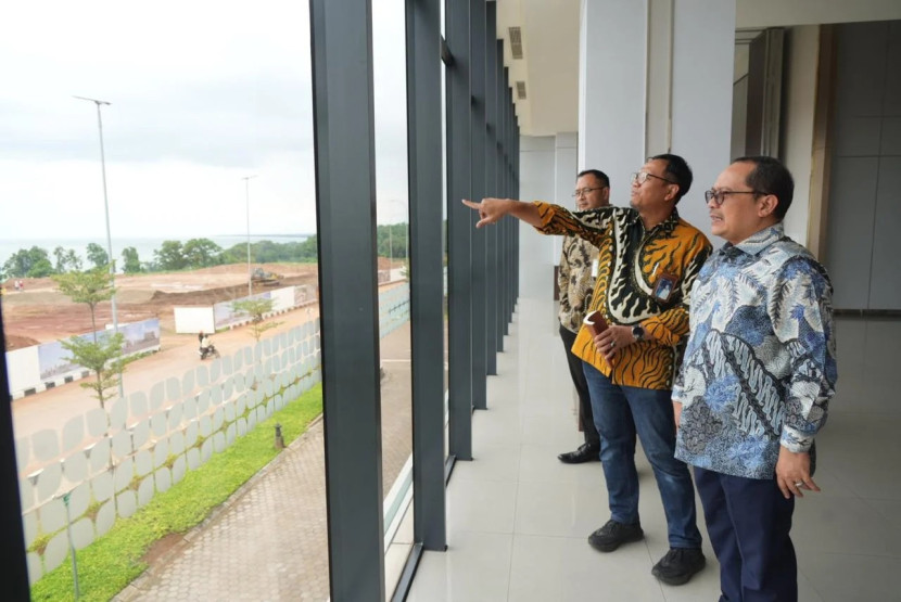 Direktur Keuangan dan Umum PT KAI, Indarto Pamoengkas (kanan), berkunjung ke Kawasan Industri Terpadu Batang (KITB), Kamis (23/10). (Foto: Humas KAI)