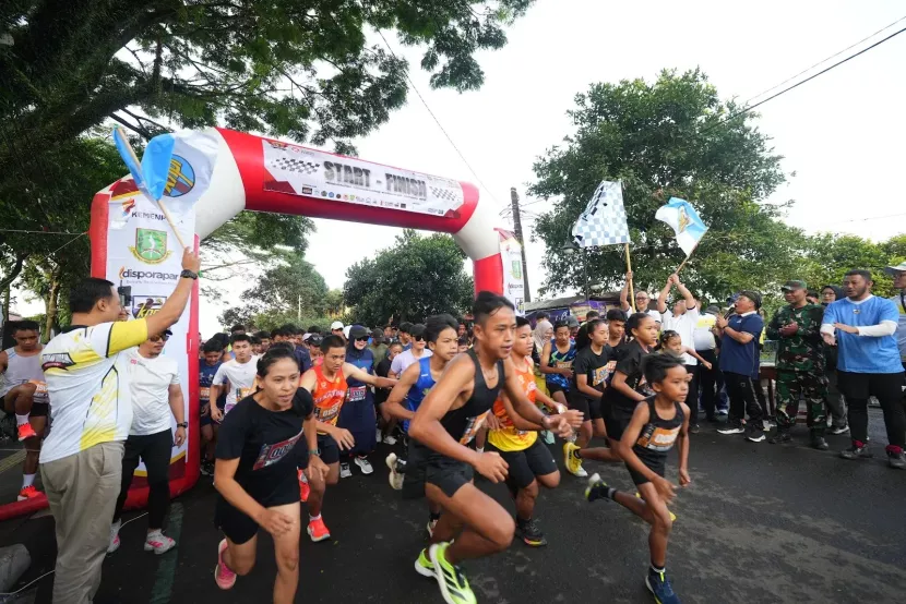Lomba lari dalam Kejuaraan Antar Kampung (Tarkam) 2025 di Area Lapang Merdeka Kota Sukabumi, Senin (27/10/2025).