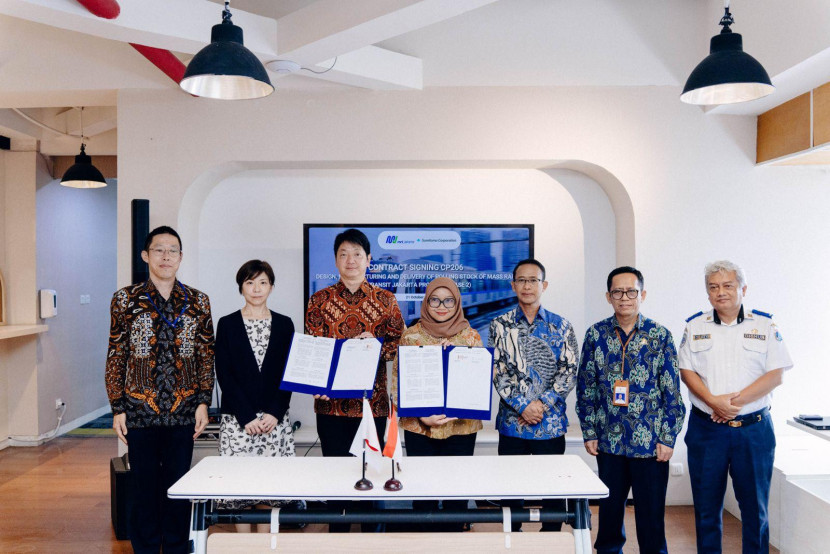 Direktur Konstruksi PT MRT Jakarta Weni Maulina dan Direktur Utama PT MRT Jakarta Tuhiyat (keempat dan kelima dari kiri) berfoto setelah penandatanganan kontrak kerja sama dengan Sumitomo Corporation. (Foto: PT MRT Jakarta)