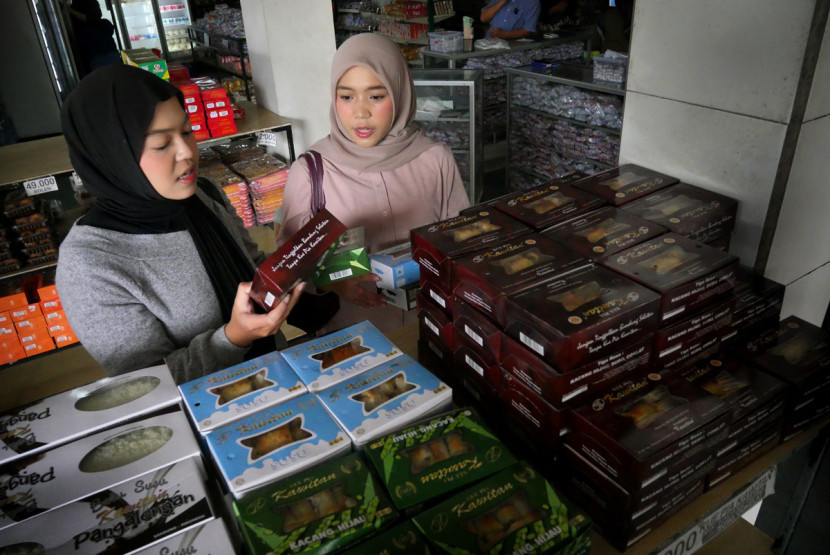 Pelanggan memilih kue pia Pangalengan di Toko Pia Kawitan. Foto: Edi Yusuf