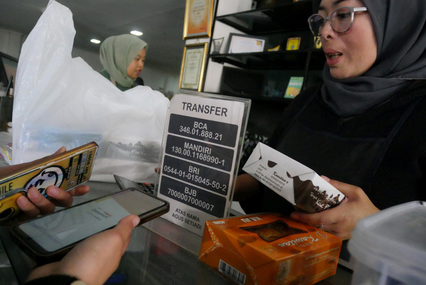 Pembeli melakukan pembayaran secara digital di Toko Pia Kawitan. Foto: Edi Yusuf