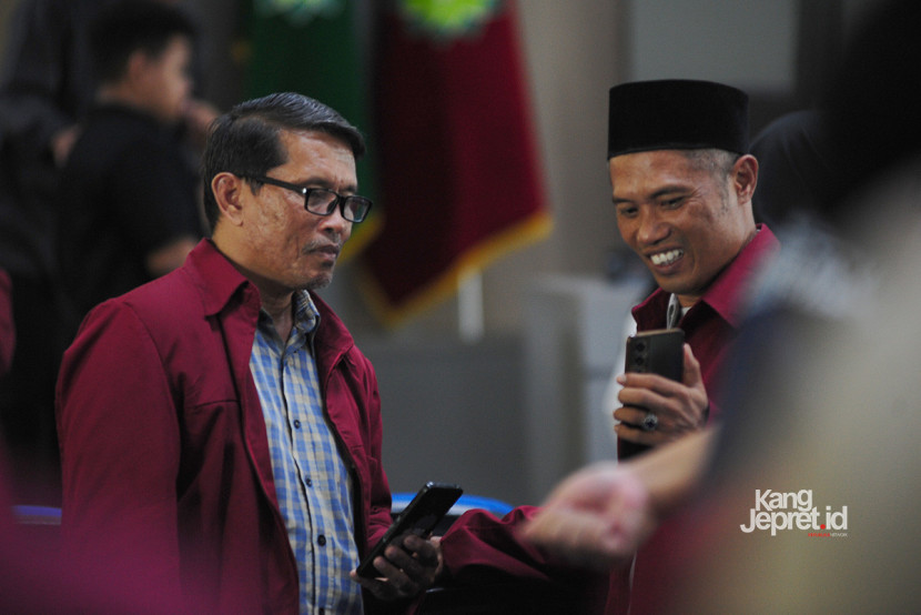 Dua senior mahasiswa magister peserta pelatihan di sela sesi acara 