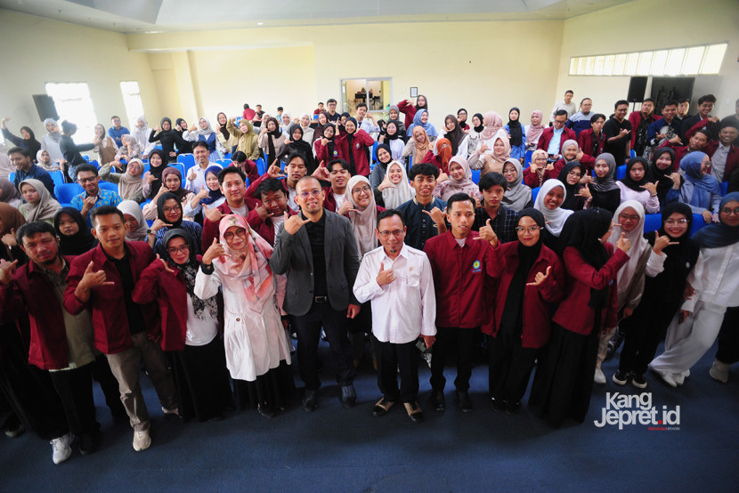 Kaprodi KPI S2 UIN SGD Bandung Dr Lilis Satriah MPd, Sekprodi Dr Imron Rosyidi S Sos M.Si dan Founder Easy To Speak Trainer & Life Coach, Nugie Al Afgani berfoto bersama peserta 