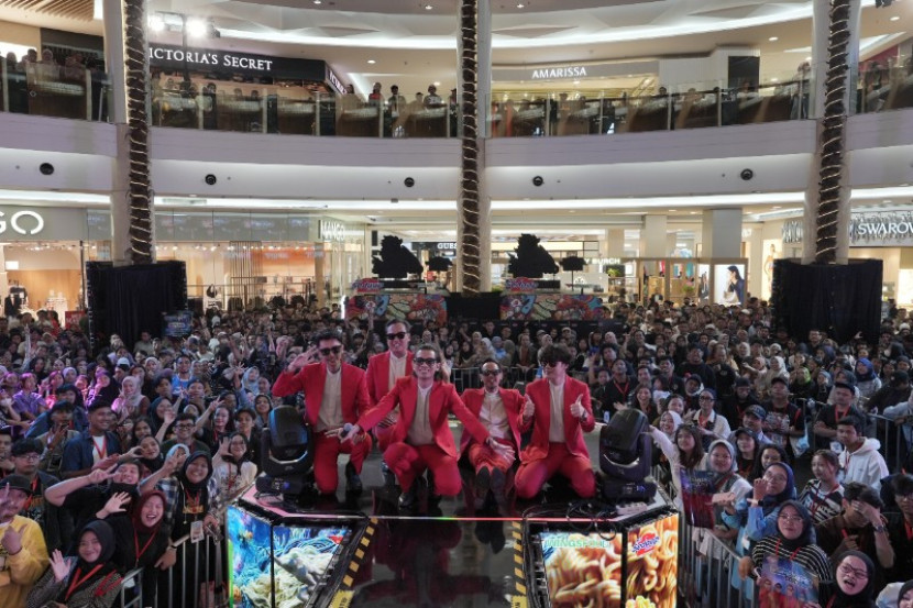 The Changcuters, band yang energinya selalu menyala membius penonton dengan aksi panggungnya, juga hadir di hari terakhir Come See Mie - Meet The Stars di Kota Kasablanka, Jakarta, Sabtu (24/10/2025). (Foto: Wings/Ruzka)