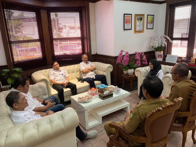 Pertemuan Dirut LPP RRI dan Wali Kota Sukabumi Ayep Zaki di Balai Kota Sukabumi, Senin (27/10/2025).