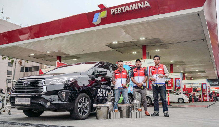 Selain menjaga kualitas produk, tim Serv-Q juga bertugas memastikan kebersihan dan kerapian seluruh fasilitas SPBU. (Foto: Dok RUZKA INDONESIA)