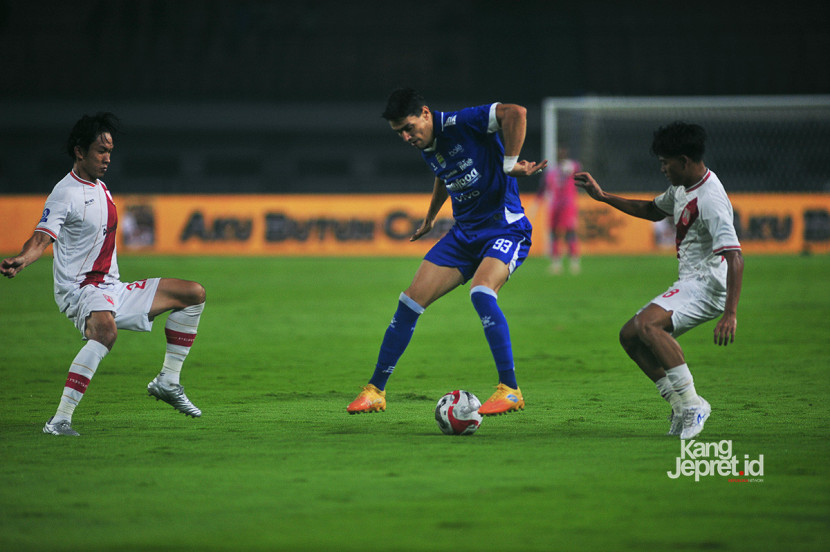Aksi bek jangkung Tim Persib Bandung Frederico Barba pada laga pekan ke-10 BRI Super League 2025 antara Persib Bandung melawan Persis Solo di Stadion GBLA Bandung, Senin (27/10/2025). KANGJEPRET.ID/ YOGI ARDHI, (Data: Nikon D3, Nikkor 300/2.8 ED MF)