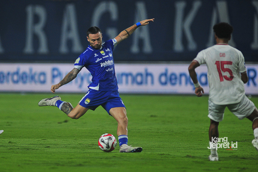 Kapten Tim Persib Bandung Marc Klok melepaskan tendangan  laga pekan ke-10 BRI Super League 2025 antara Persib Bandung melawan Persis Solo di Stadion GBLA Bandung, Senin (27/10/2025). KANGJEPRET.ID/ YOGI ARDHI, (Data: Nikon D3, Nikkor 300/2.8 ED MF)