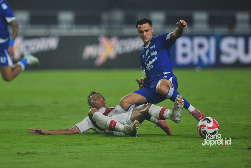 Winger serba bisa Tim Persib Bandung  Eliano Reijnder diadang bek Persis Solo pada laga pekan ke-10 BRI Super League 2025 antara Persib Bandung melawan Persis Solo di Stadion GBLA Bandung, Senin (27/10/2025). KANGJEPRET.ID/ YOGI ARDHI, (Data: Nikon D3, Nikkor 300/2.8 ED MF)