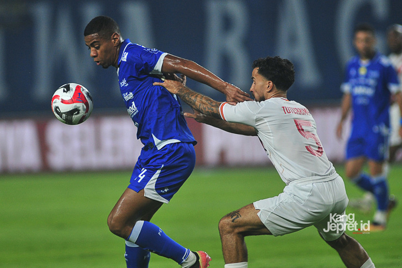Penyerang Tim Persib Bandung Uilliam Barros mengontrol bola pada laga pekan ke-10 BRI Super League 2025 antara Persib Bandung melawan Persis Solo di Stadion GBLA Bandung, Senin (27/10/2025). KANGJEPRET.ID/ YOGI ARDHI, (Data: Nikon D3, Nikkor 300/2.8 ED MF)