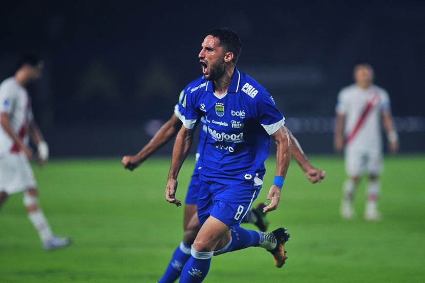 Selebrasi gelandang serang Persib Bandung Luciano Guaycochea stelah mencetak gol pembuka pada laga antara Persib Bandung melawan Persis Solo pada pekan ke-10 BRI Super League 2025 di Stadion GBLA Bandung, Senin (27/10/2025). KANGJEPRET.ID/YOGI ARDHI (Data: Nikon D3, Nikkor 300/2.8 ED MF)