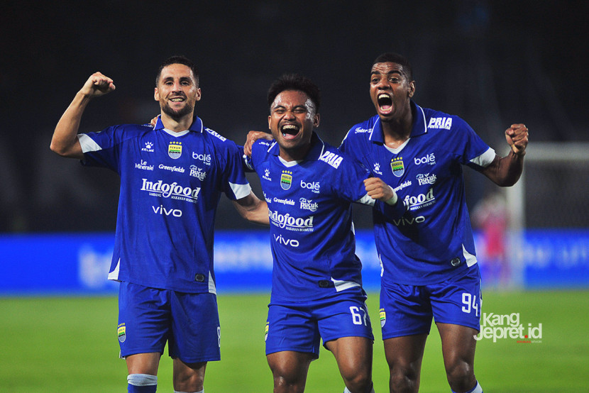 Selebrasi Luciano Guaycochea, Saddil Ramdani dan Uilliam Barros setelah gol Persib di Stadion GBLA Bandung, Senin (27/10/2025). Setelah Luche diusir wasit, Bojan harus menarik Saddil (tengah dan menggantinya dengan Adam Alis. Selanjutnya pada babak kedua Uilliam menambah pundi gol Persib menjadi 2-0. KANGJEPRET.ID/YOGI ARDHI (Data: Nikon D3, Nikkor 300/2.8 ED MF)