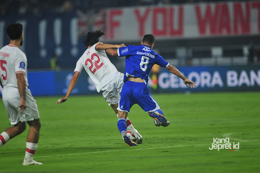 Aksi gelandang serang Persib Bandung Luciano Guaycochea berebut bola pada laga antara Persib Bandung melawan Persis Solo pada pekan ke-10 BRI Super League 2025 di Stadion GBLA Bandung, Senin (27/10/2025). KANGJEPRET.ID/YOGI ARDHI (Data: Nikon D3, Nikkor 300/2.8 ED MF)