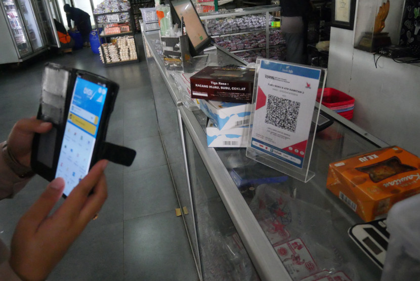 Pembeli melakukan pembayaran secara digital di Toko Pia Kawitan. Foto: Edi Yusuf
