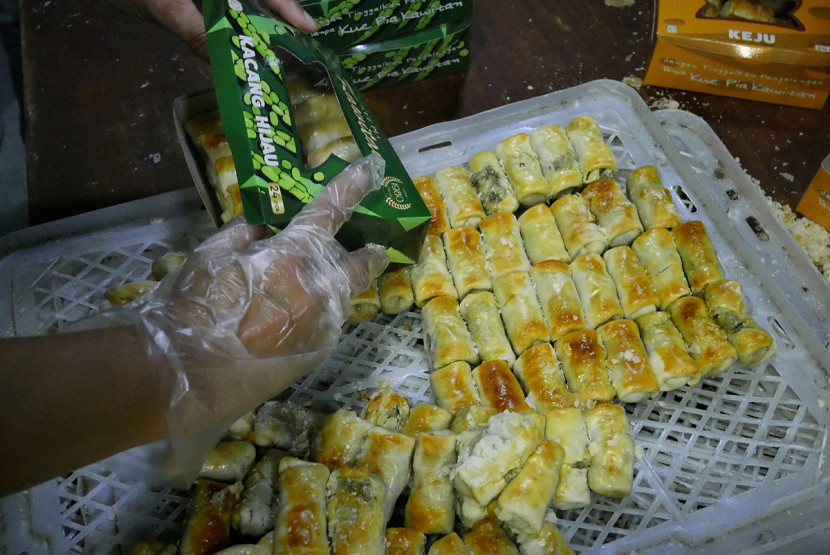 Proses Pengemasan kue pia Pangalengan. Foto: Edi Yusuf