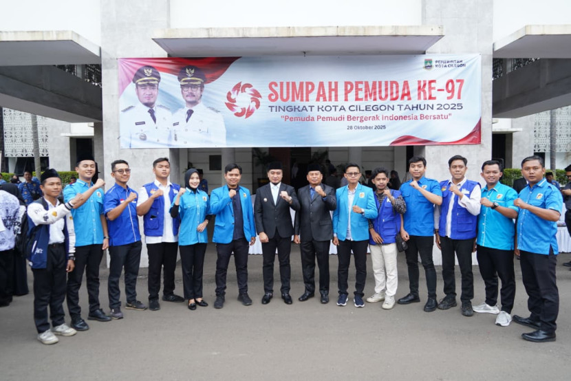 Wali Kota Cilegon Robinsar foto bersama dengan pemuda usai upacara Hari Sumpah Pemuda ke-97. Foto: Diskominfo Kota Cilegon