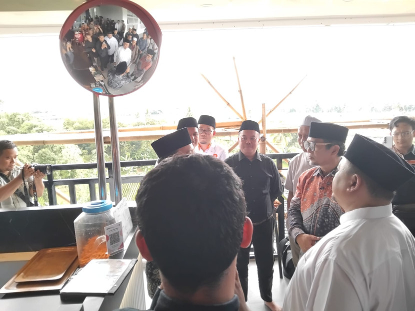 Presiden PKS Al Muzzammil Yusuf menyambangi Masjid Sejuta Pemuda di Kota Sukabumi, Selasa (28/10/2025).