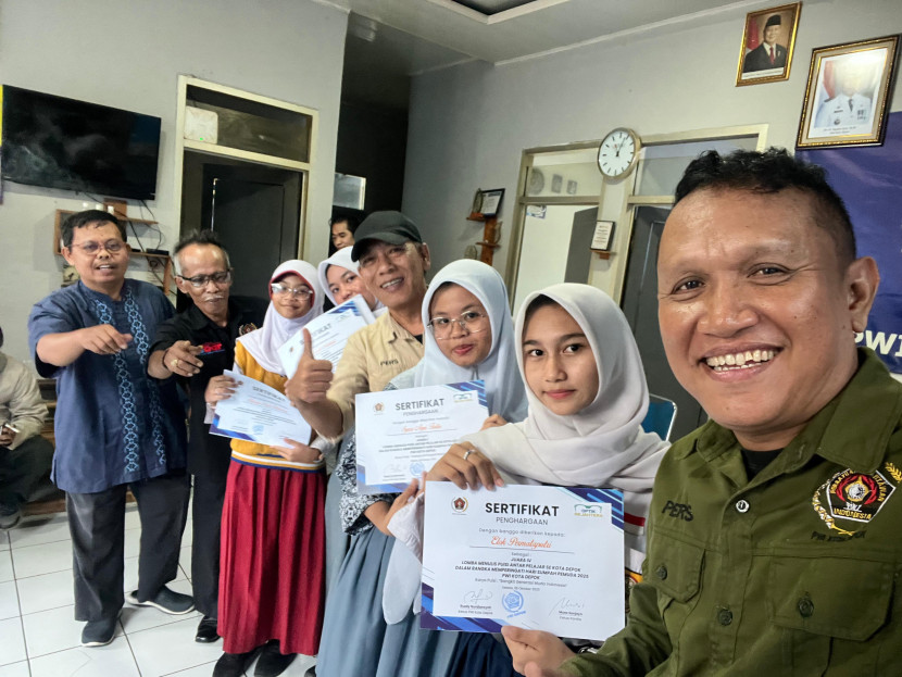 Para juara Lomba Penulisan Puisi Tingkat Pelajar berfoto beesma pengurus PWI Kota Depok, Selasa (28/10/2025). (Foto: Dok RUZKA INDONESIA)