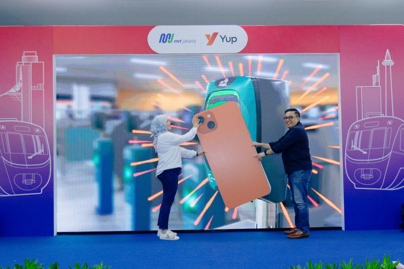 Direktur Pengembangan Bisnis PT MRT Jakarta, Farchad Mahfud (kanan), dan President of Yup, Elok Wahyuni, saat acara peluncuran kerja sama kedua pihak di Stasiun Bundaran HI Bank Jakarta, Jakarta, Jumat (24/10) lalu. (Foto: PT MRT Jakarta)