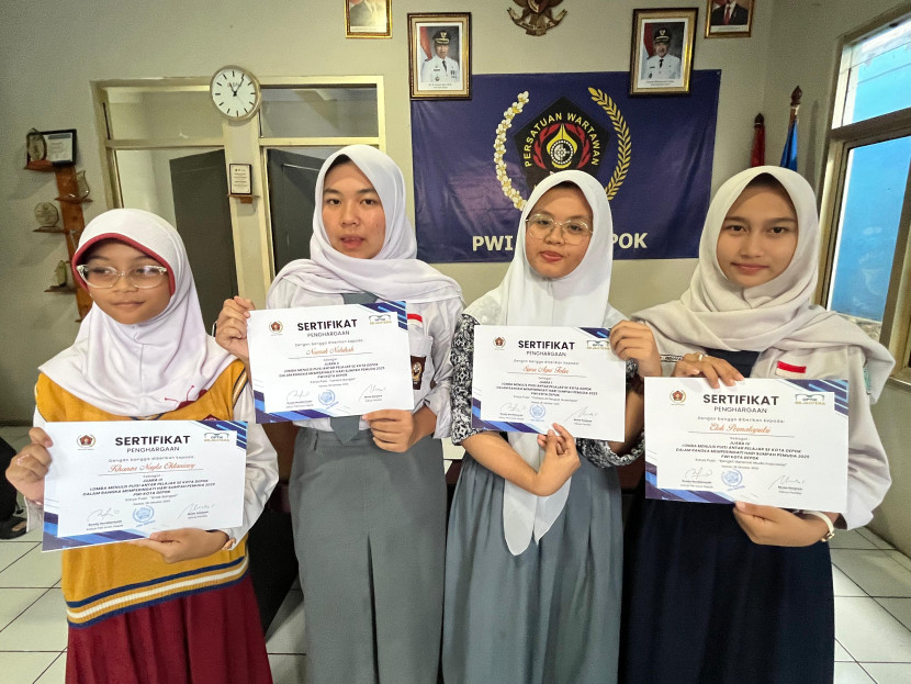 Para juara lomba penulisan puisi tingkat pelajar PWI Kota Depok. (Foto: Dok RUZKA INDONESIA)