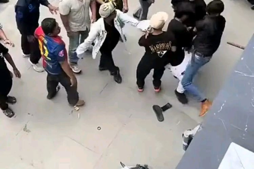 Potongan poto tangkapan dari video yang viral di sosial media dalam aksi pengeroyokan dr . Baskar di halaman rumahnya. (Poto: Dok Indramayu Info)