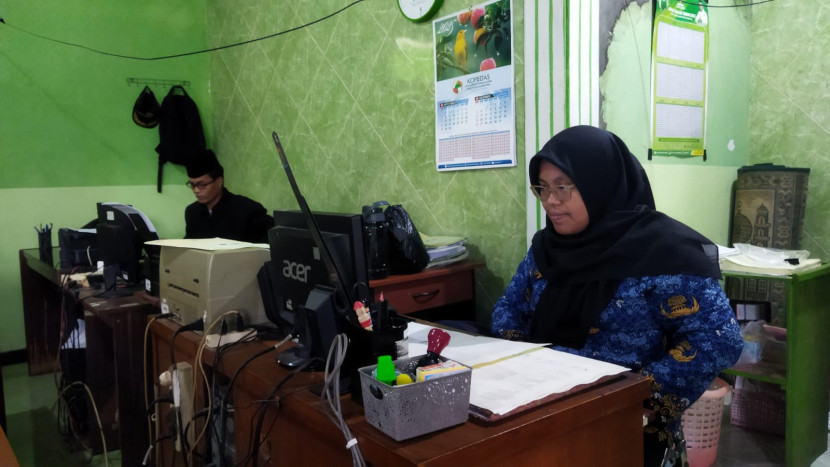 Aktifitas pegawai di kantor KUA Ujungjaya, Kabupaten Sumedang. (Foto: Dok Eko Widiantoro)
