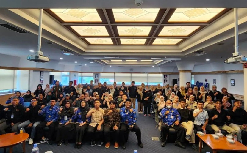 Dinsos Kota Depok menggelar Bimtek Pengelolaan DTSEN melalui aplikasi Sistem Informasi Kesejahteraan Sosial Next Generation (SIKS-NG) di Aula Kantor BJB Kota Depok, Selasa (28/10/2025). (Foto: Dok Diskominfo Kota Depok)
