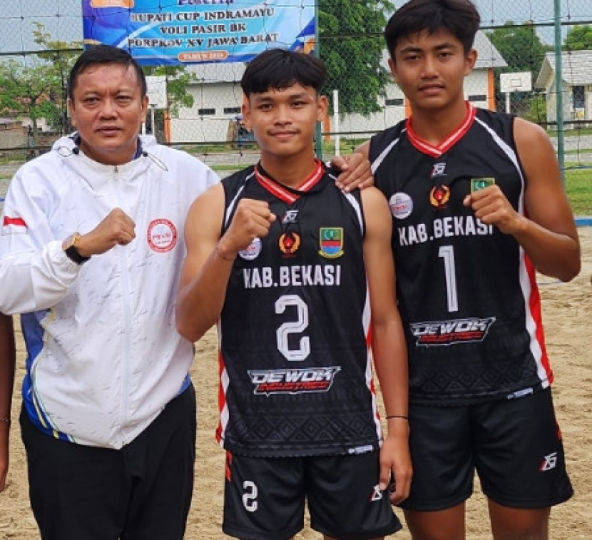 Benny Hidayat bersama Tim Voli Pasir Kabupaten Bekasi