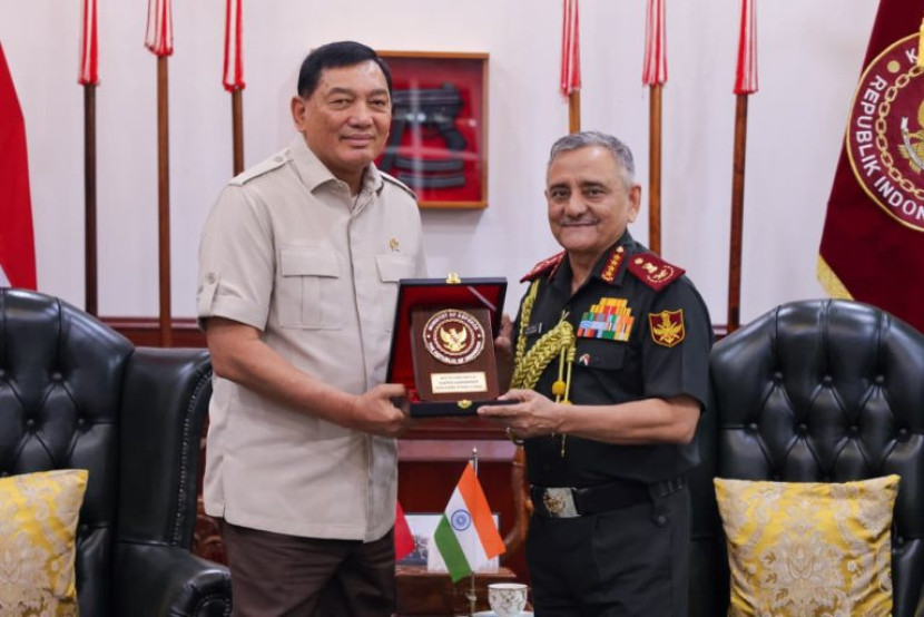 Menhan Sjafrie Sjamsoeddin dan Panglima Angkatan Bersenjata India Jenderal Anil Chauhan. Sumber: Kemenhan