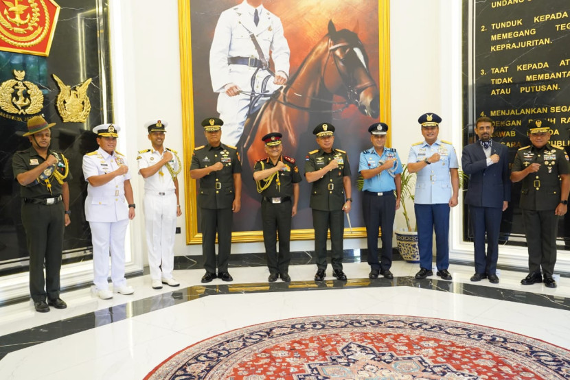 Pertemuan Panglima TNI dan Panglima Angkatan Bersenjata India di Subden Merdeka Barat. Sumber: Puspen TNI