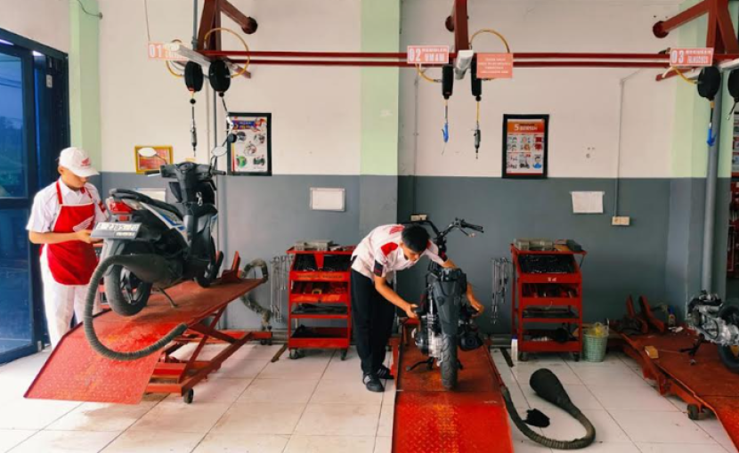 Siswa diharapkan mampu mengikuti standar layanan servis profesional sejak dini.  dok Wahana