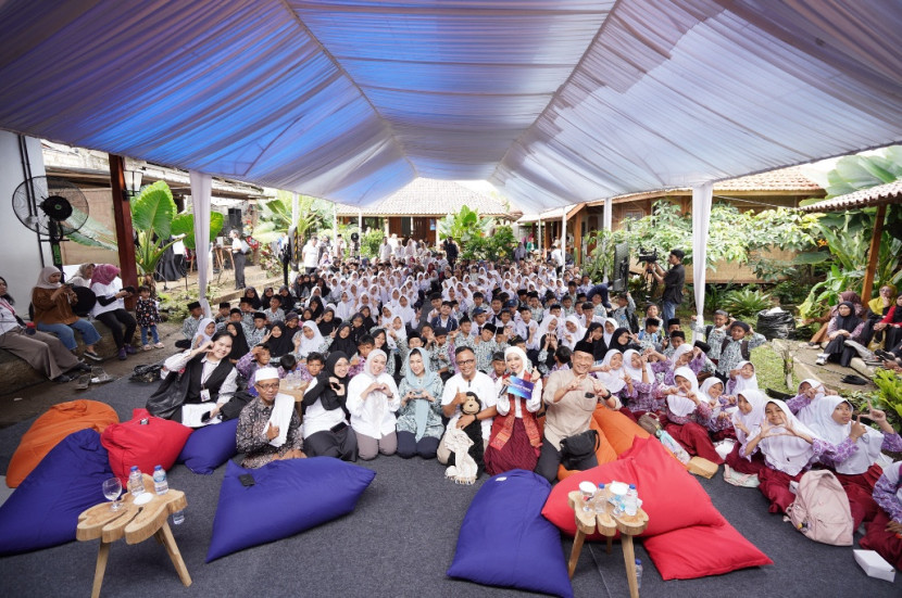 Direktur Jenderal Komunikasi Publik dan Media (KPM) Kemkomdigi, Fifi Aleyda Yahya, berkerudung hijau, berada di tengah 200 siswa SD, SMP, dan MTs beserta orang tua pada kegiatan Forum Sosialisasi Sahabat Tunas: Sesi Anak Hebat Belajar Aturan PP Tunas di Sukabumi, Jawa Barat, Selasa (28/10/2025). (Foto: Kemkomdigi/Ruzka)