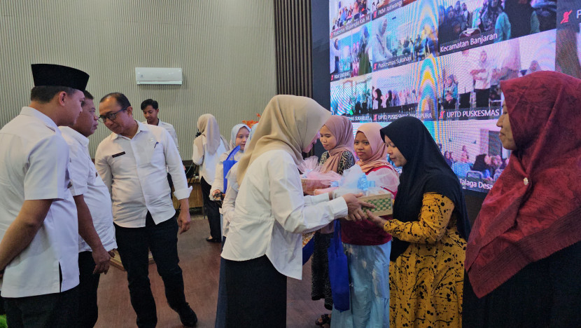 Hj.Iim Maemunah istri Bupati Majalengka memberikan bingkisan kepada sejumlaj PKK di aula BKPSDM . (Foto: Dok Eko Widiantoro)