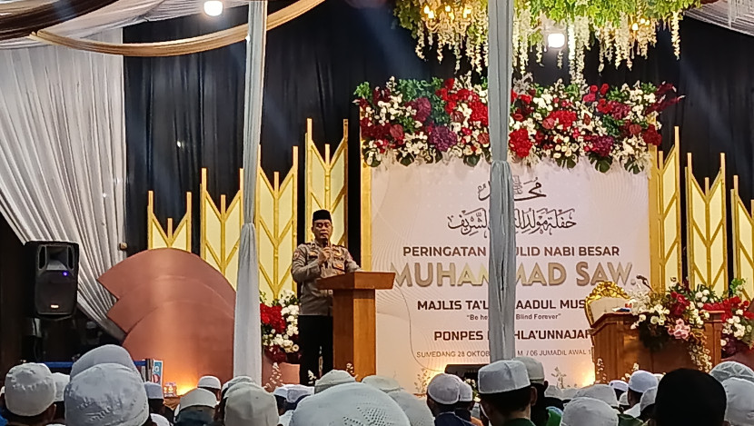 Pada momen sambutan Kapolsek Ujungjaya, AKP Nuroni Kandiana isi tausiah Maulid Nabi di Ponpes Mathla’unnajah.(Foto: Dok Eko Widiantoro)