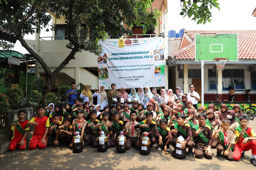 FEB UI Beri Pelatihan Eco-Enzyme di SDN Beji Timur 1 Depok