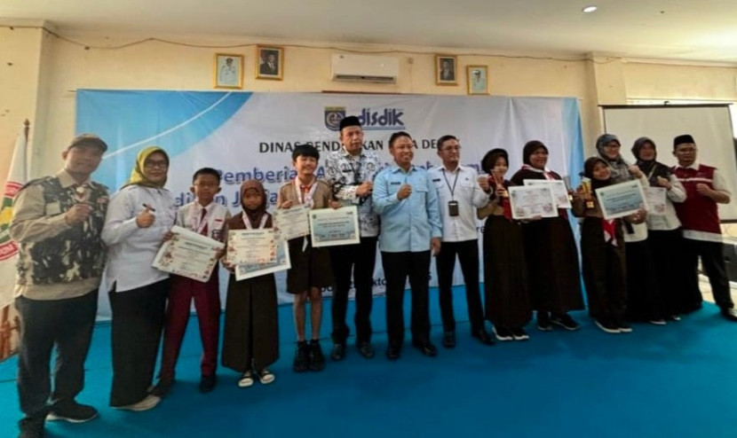 Wali Kota Depok, Supian Suri berfoto bersama dengan para peserta Lomba Pendidikan di gedung PGRI Kota Depok. (Foto: Dok Diskominfo Kota Depok) 