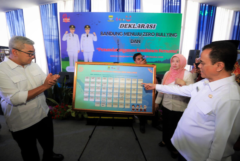 Wali Kota Bandung Muhammad Farhan (kiri) hadir saat deklarasikan 'Bandung Menuju Zero Bullying' di SDN 113 Banjarsari, Kota Bandung, Rabu (29/10/2025). Foto: Diskominfo Kota Bandung