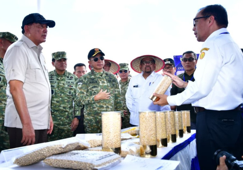 Menhan Sjafrie, Panglima TNI dan KSAL di Kotabumi, Lampung Utara. Sumber: Puspen TNI