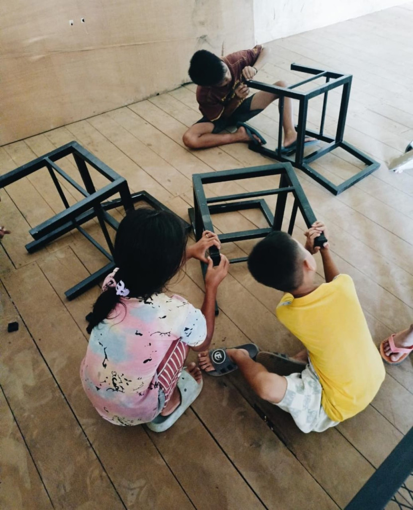 Siswa-siswi sedang merakit kursi dari bahan baku plastik daur ulang. (Foto: Dok Ruxka/TUKU)