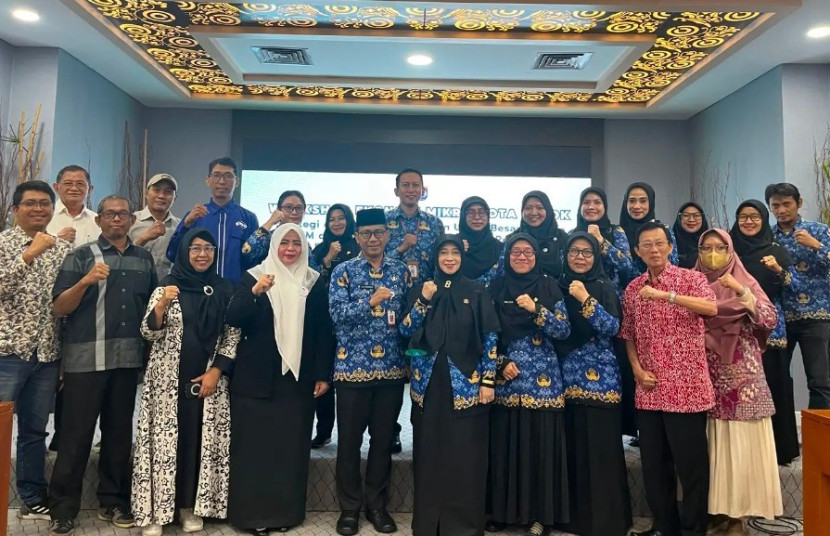 Pemkot Depok bersama peserta workshop ekonomi mikro di Balai Kota, Selasa (28/10/2025). (Foto: Dok Diskominfo Kota Depok)