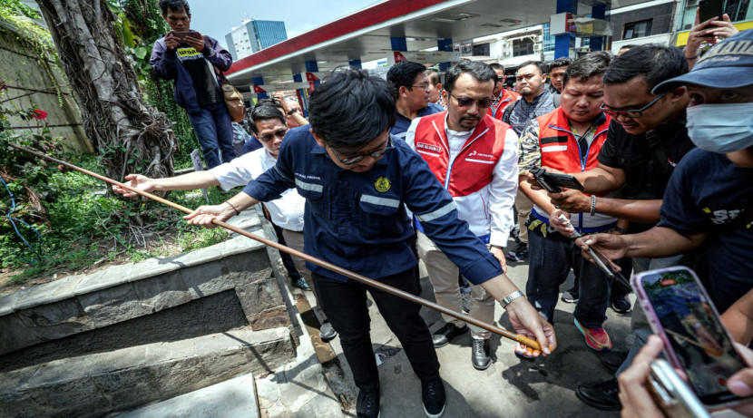 Direktur Pertamina Patra Niaga Mar Ega Legowo Putra dan Dirjen Migas Laode Sulaeman, meninjau langsung dua SPBU di Gresik, Rabu (29/10/2025). (Foto: Dok RUZKA INDONESIA)