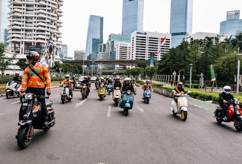 Rombongan Melintasi Daerah Semanggi (Doc. Scomadi).