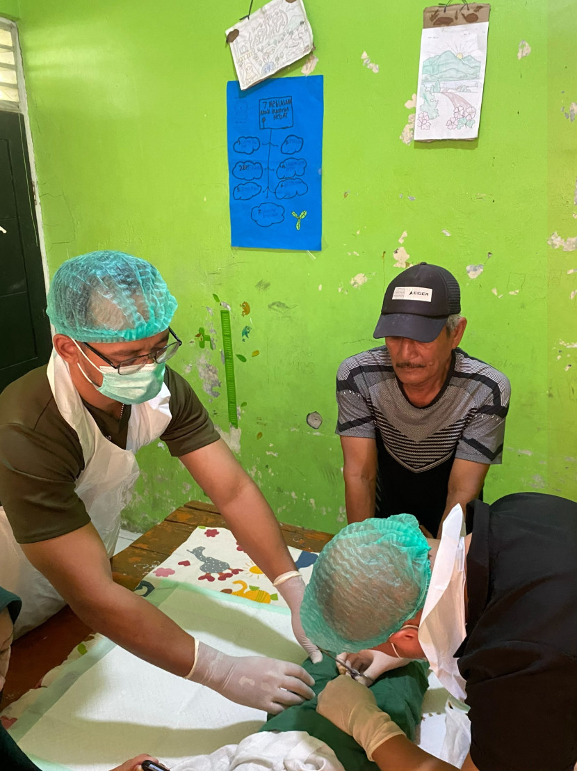 Pelaksanaan operasi Bedah minor. (Foto: Dok Humas UI) 