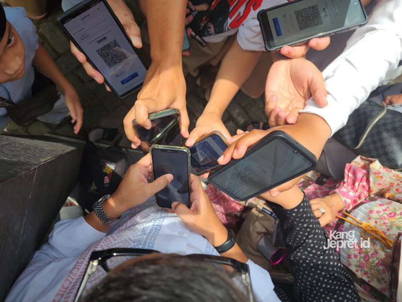 Penggunan QRIS yang semakin luas mempercepat proses pengiriman dan transaksi digital di Tanah Air.  Hingga Agustus 2025, tercatat sebanyak 12,7 juta masyarakat Jawa Barat telah menggunakan QRIS, mencakup sekitar 22% dari pengguna nasional(Foto Dok Keluarga)