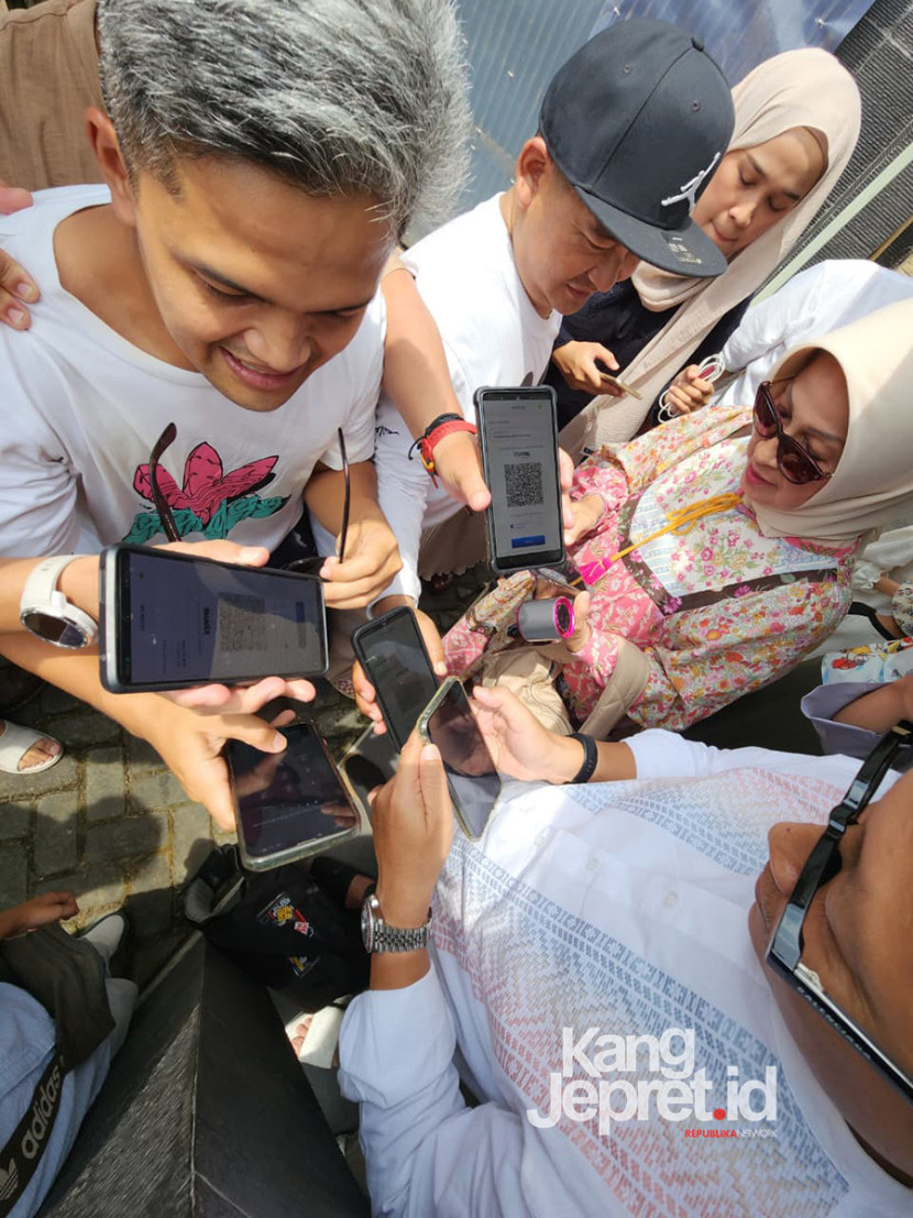 Suasana pembagian Tunjangan Hari Raya (THR) keluarga besar RIS Abdul Rahman saat Idul Fitri 1447H/2025M di Bandung. Volume transaksi QRIS di Jawa Barat mencapai 1,59 miliar transaksi dengan pertumbuhan mencapai 213,39 persen (year-on-year), dan nilai transaksi senilai Rp148,95 triliun selama periode yang sama.(Foto Dok Keluarga)